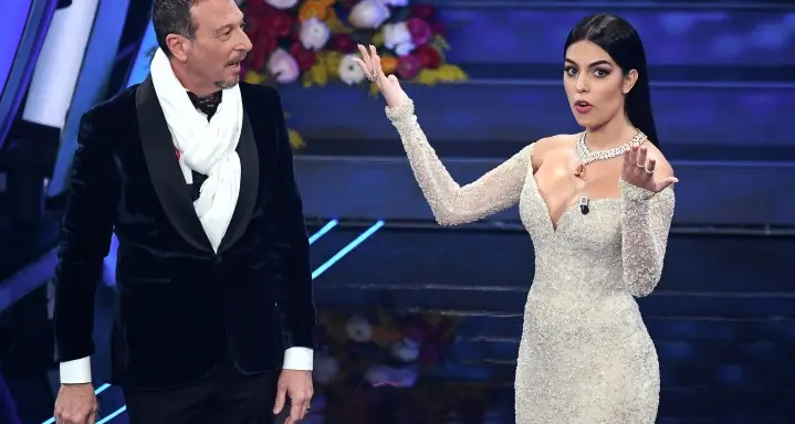 Sanremo: Georgina e Amadeus uno sketch bianconero...azzurro con Ronaldo un sala all'Ariston