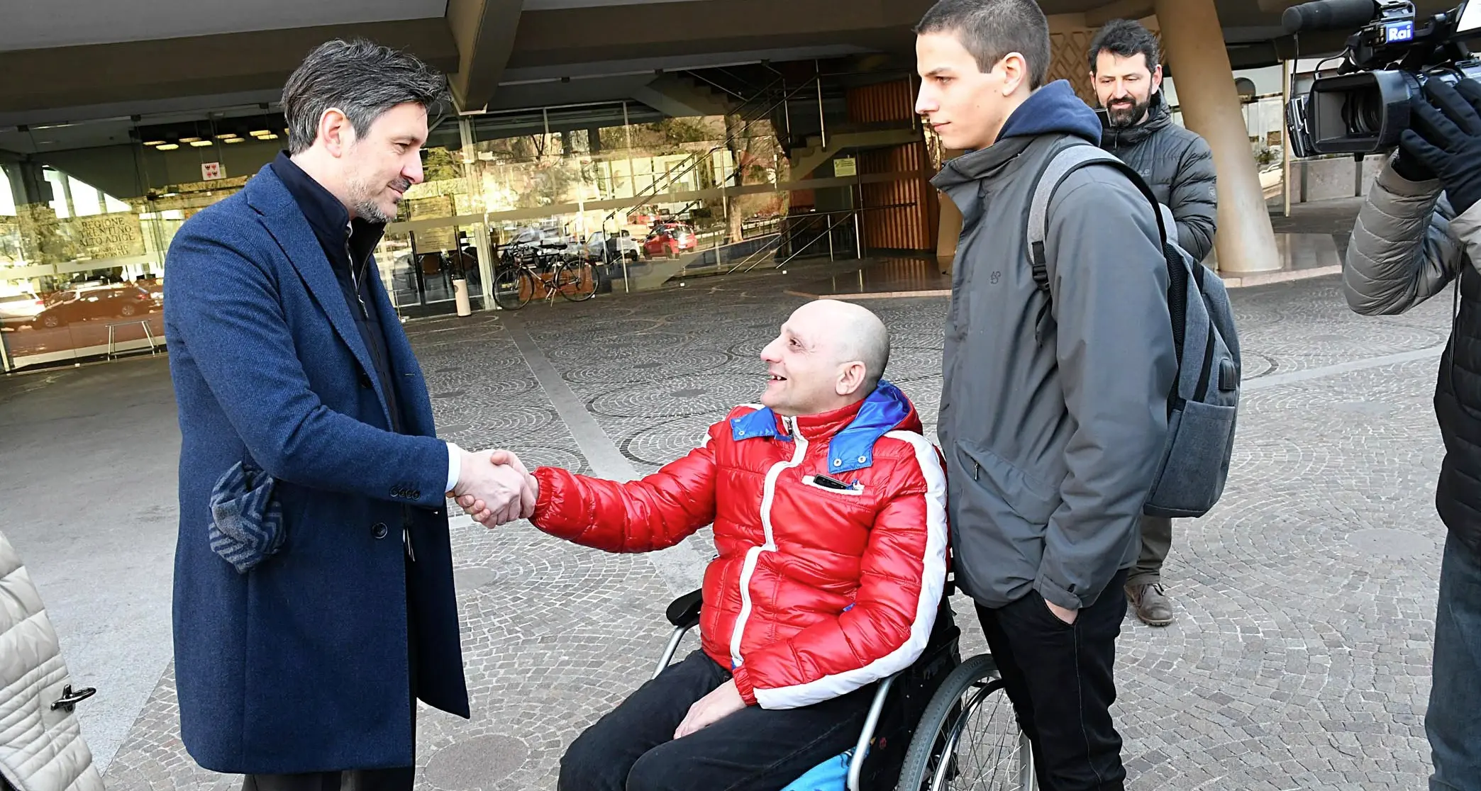 Da una vita ha la sclerosi multipla ma ora gli tolgono l'assegno: lui protesta davanti alla Regione