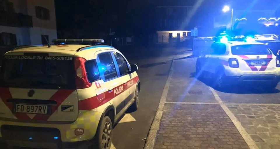 Ubriaco alla guida, entra nell'area pedonale e danneggia i dissuasori: denunciato