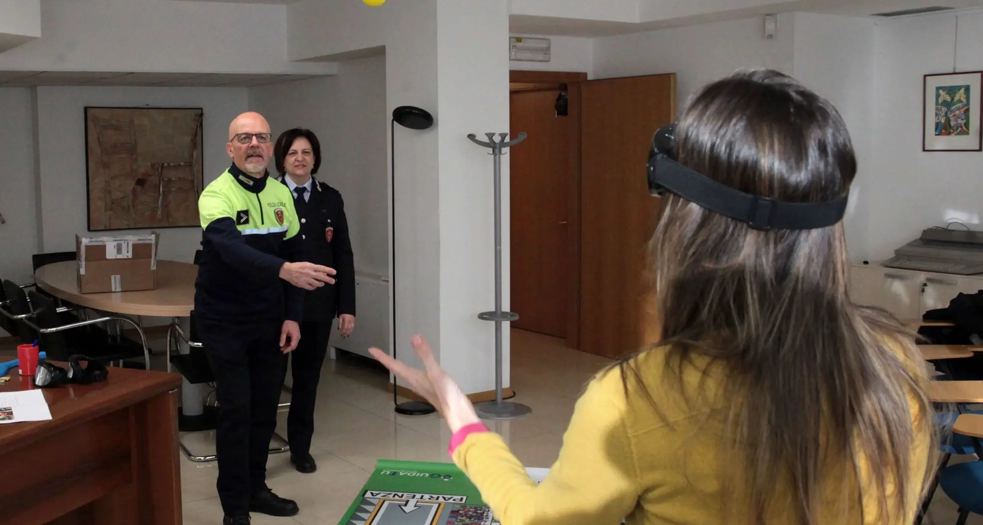 Gli occhiali «da ubriaco» dei vigili per insegnare ai ragazzi a non bere li abbiamo provati per noi
