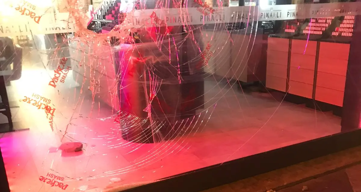 Un raptus di follia in centro: attacca le vetrine a colpi di sasso e frantuma quella del \"Pinalli\"