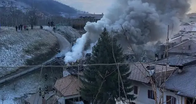 Tetto in fiamme a Vigo di Ton