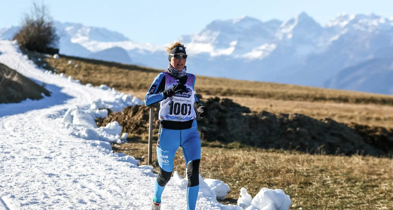 Oggi si corre la Ciaspolada su un nastro di neve artificiale portata con camion e ruspe