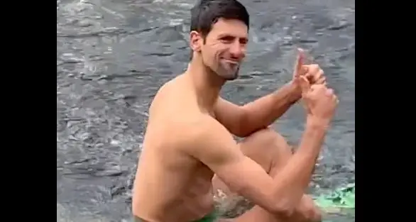 La pazza sfida di Djokovic 1 minuto e 45' immersi nel torrente gelato in Gardena