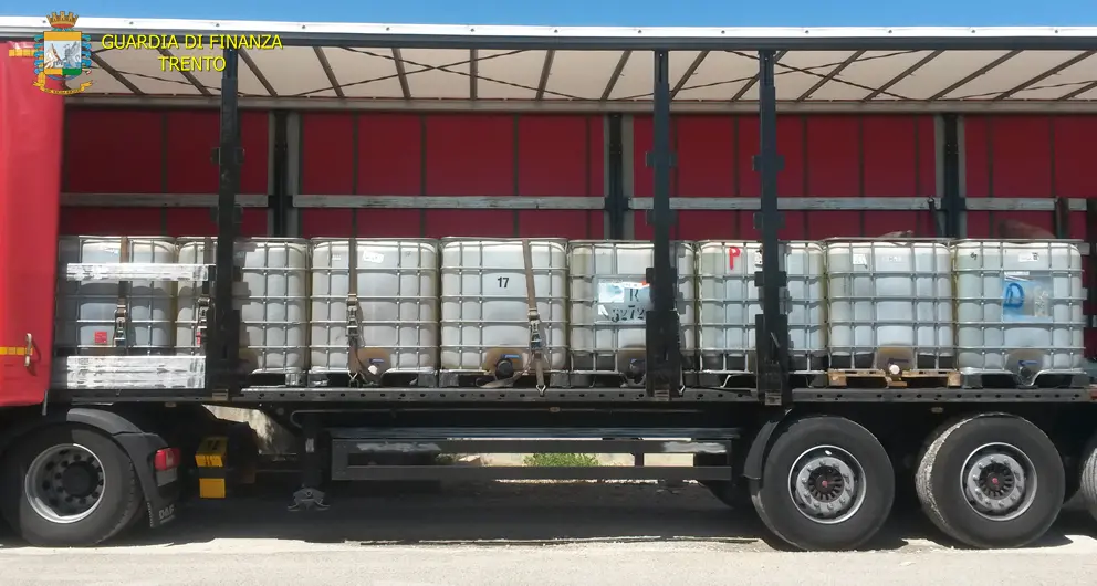 Sgominata banda di trafficanti di prodotti petroliferi Denunciate dalla Finanza di Trento 49 persone Sequestrate 160 tonnellate di gasolio e altri oli
