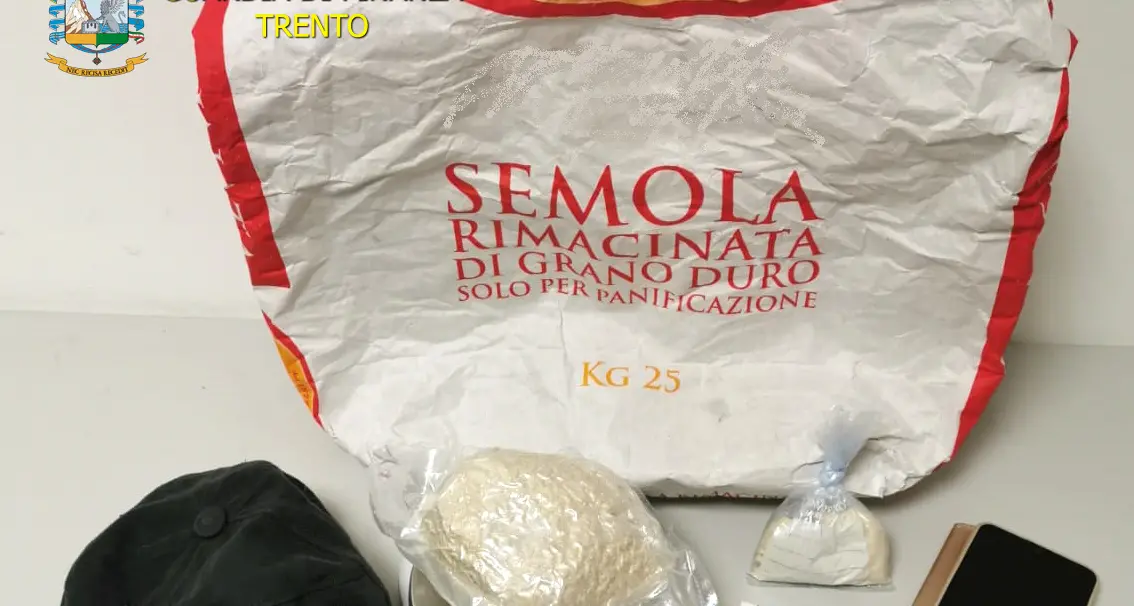 Scoperto in un sacco di pane sul furgone tra arance e olio oltre mezzo chilo di cocaina