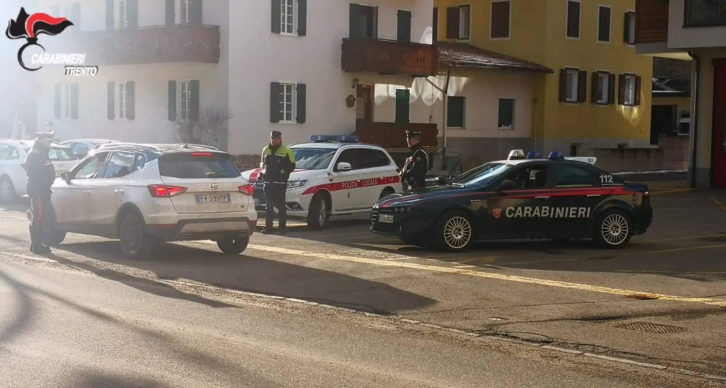 Ubriaca al volante, tampona il bus e fugge senza una gomma: rintracciata dai Carabinieri, tasso 4 volte il consentito