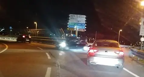 Non una, ma due automobili in contromano alla rotonda davanti al Marinaio a Trento