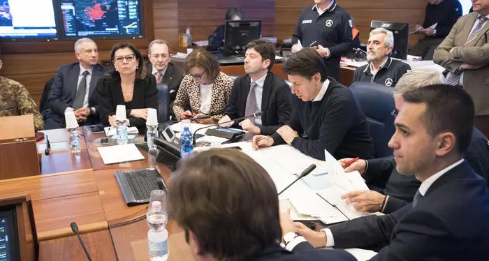 In Italia: 76 contagi accertati isolate le zone focolaio, il premier Giuseppe Conte: \"Abbiate fiducia\"