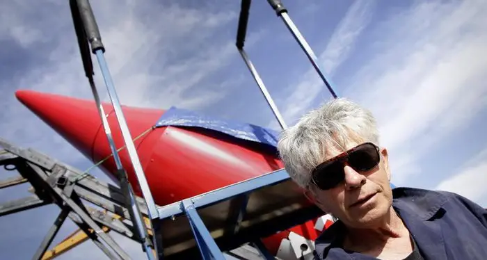 Lo stuntman terrapiattista Hughes precipita e muore col suo razzo che si era costruito in casa