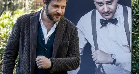 \"Permette? Sono Albertone\" domani in tv omaggio a Sordi con un grande Edoardo Pesce