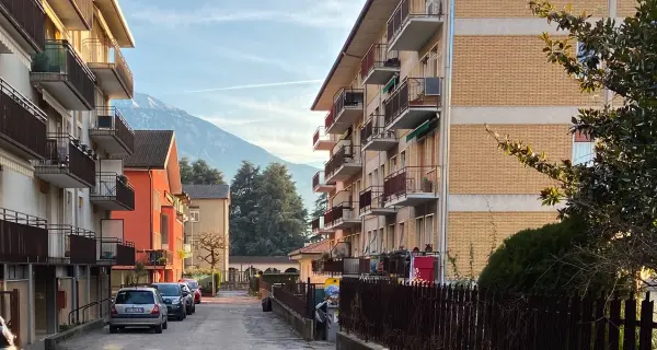 Si cala i pantaloni in strada e insegue una ragazza