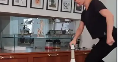 Hunziker fa i lavori di casa per rassodare i pettorali e le \"chiappe\" - VIDEO