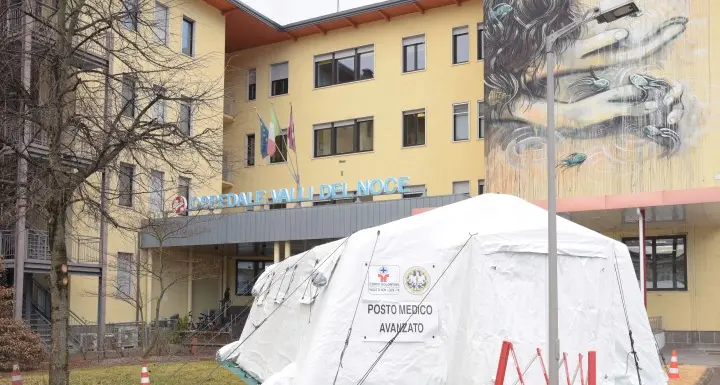 Contrordine, niente tende sanitarie davanti agli ospedali, smontata quella di Cles, il pre-triage si farà all'interno