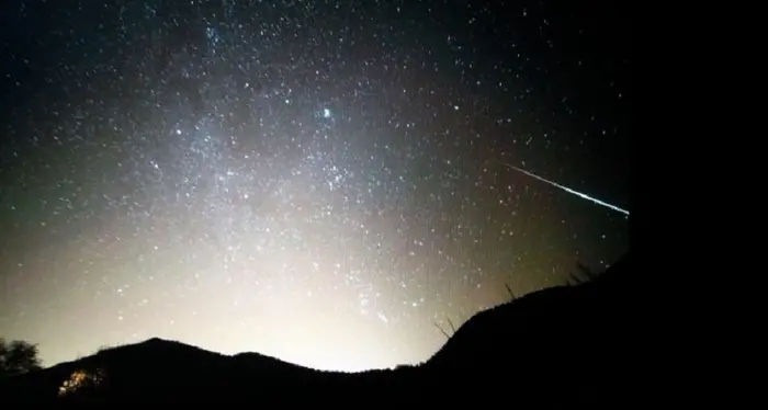 La scia luminosa di un \"sasso\" spaziale vista anche in Trentino