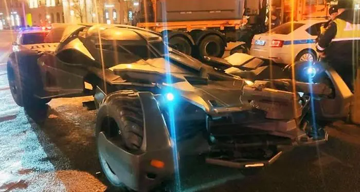 Una \"batmobile\" lunga 6 metri sequestrata a Mosca
