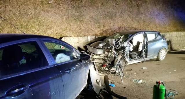 Invade la corsia scendendo Scontro fra due auto a Besagno