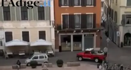 I sinistri avvisi dei pompieri allietati dalle note dei \"Ricchi e Poveri\"