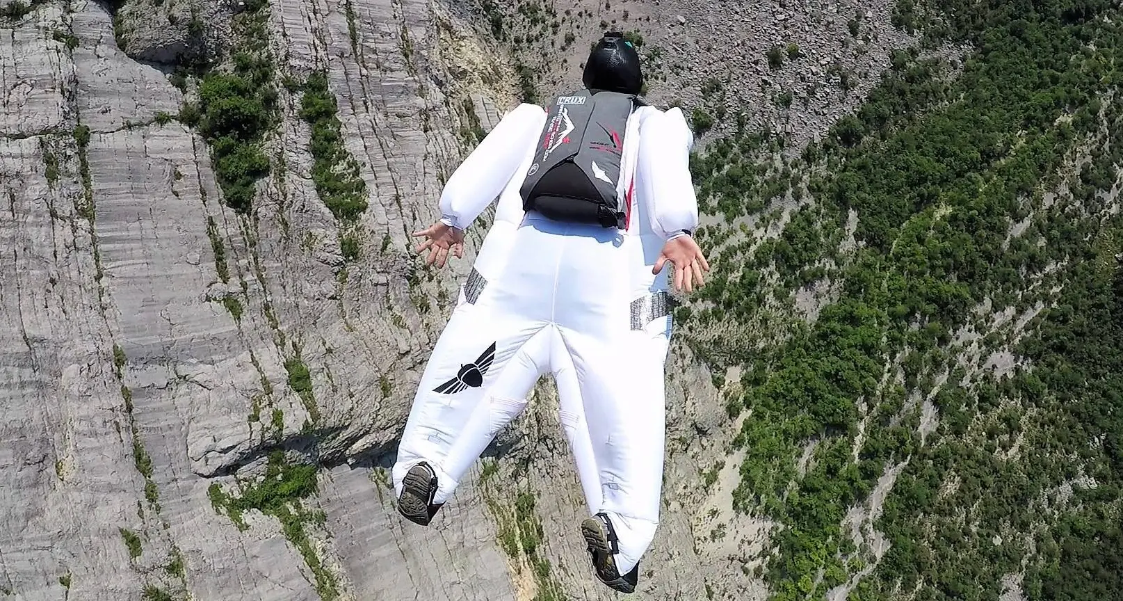 Tradito dal paracadute star del base jumping si schianta da un viadotto
