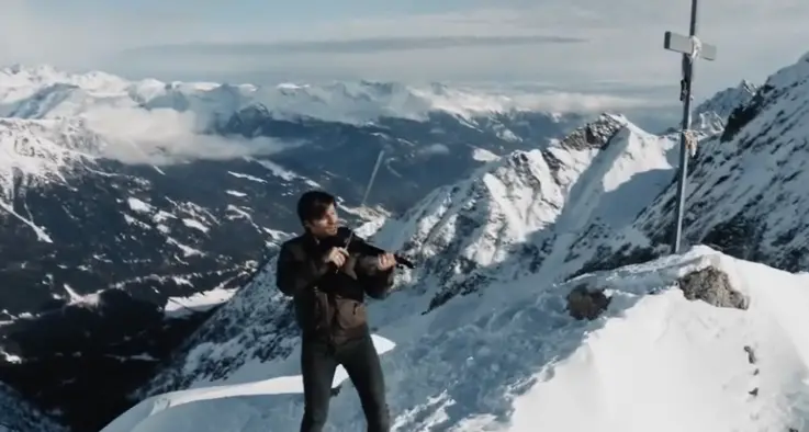 Presena: suona il violino a 3100 m. Casta sarà all'Ice Music Festival con lo strumento di ghiaccio - VIDEO