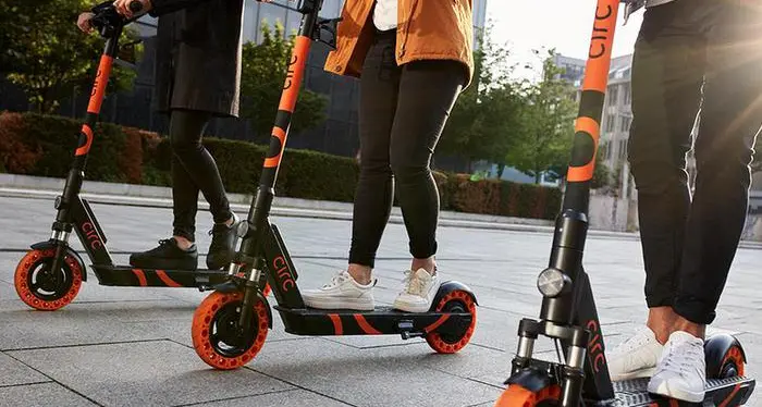 In strada monopattini elettrici equiparati alle biciclette esclusi hoverboard e monowheel