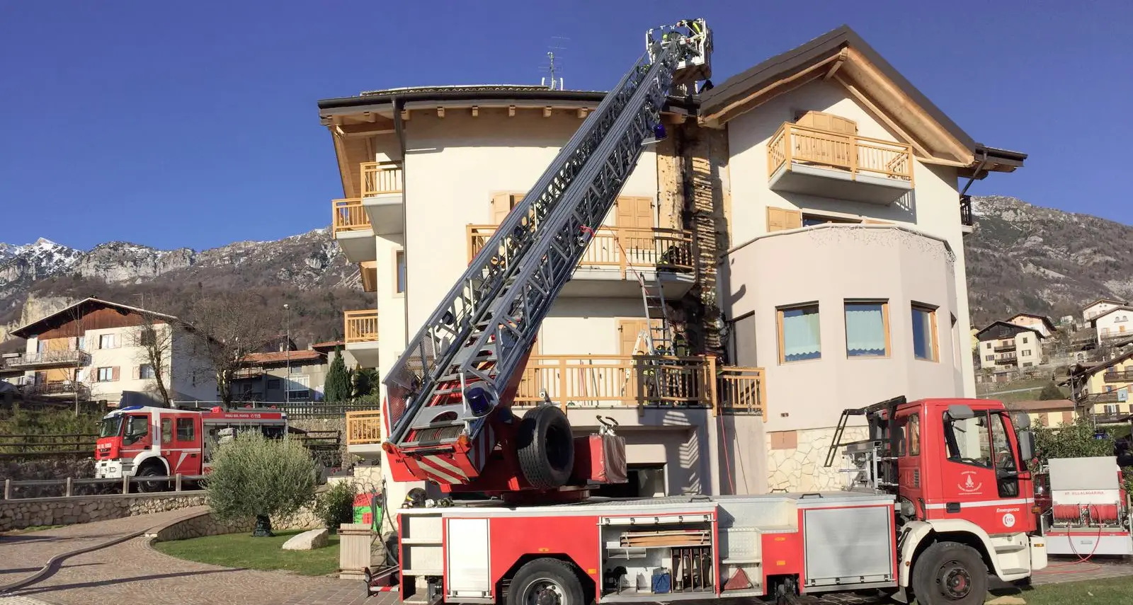 Canna fumaria in fiamme: brucia la facciata ma la casa si salva