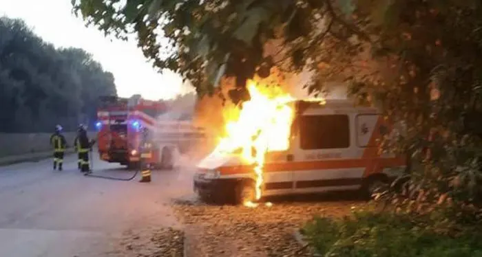 Ambulanza incendiata in Sardegna e tre medici aggrediti a Napoli