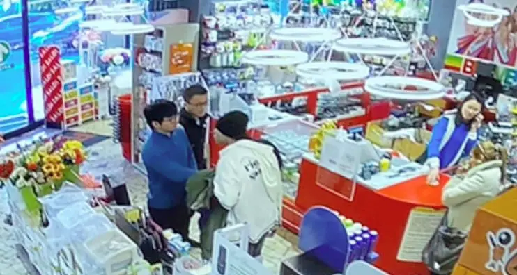 Aggredito in negozio dal cliente \"manolesta\" Dopo averlo fermato per una serie di furti rimedia un pugno e finisce all'ospedale