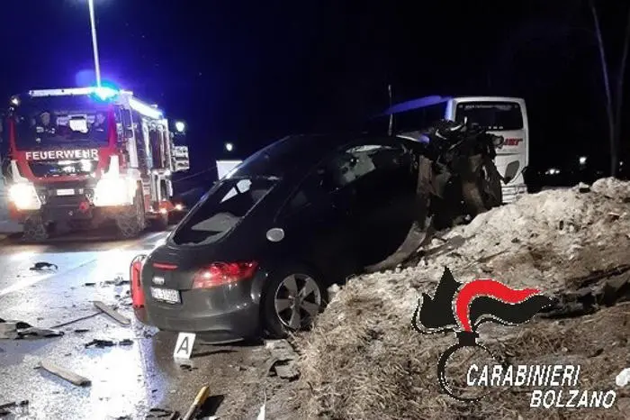 L'automobile che ha investito una comitiva di giovani turisti tedeschi davanti al loro albergo a Lutago, in Alto Adige, 6 gennaio 2019. ANSA/US CARABINIERI ++ NO SALES, EDITORIAL USE ONLY ++