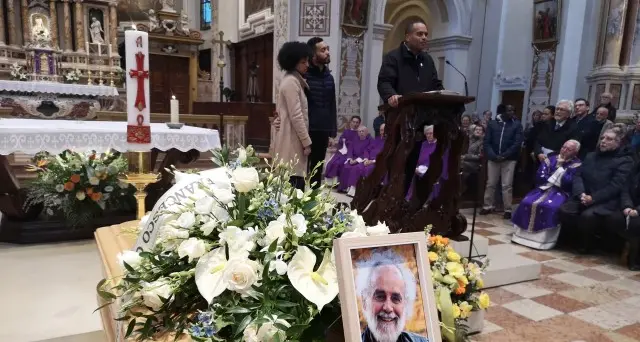 Tamburi africani e il Signore delle cime per l'ultimo saluto a Carlo Spagnolli in una chiesa straripante di gente