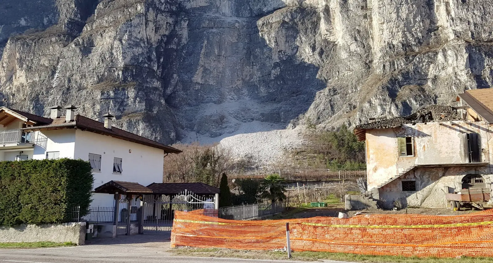 Maso Nuovo di Mezzocorona oggi si fa esplodere la roccia che minaccia il gruppo di case