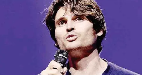 L'ex Iena Angelo Duro a Trento con lo spettacolo «Da Vivo»