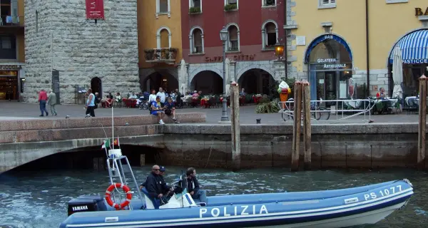 In canoa a motore sul Garda Pescatori fermati da polizia Rischiano multa da 516 euro