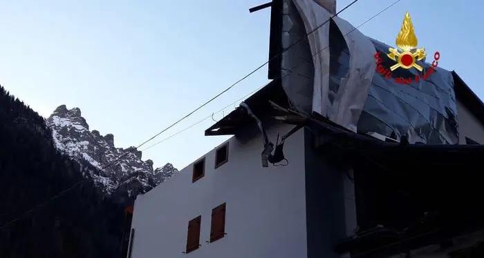 Vento nel Bellunese: scoperchiato un hotel