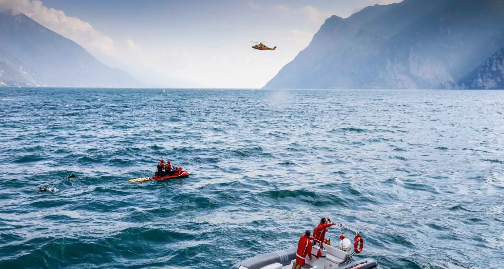 Clamorosa inchiesta sul Garda: migliaia di mattoni e corde sul fondo rischio multa al Circolo Vela Torbole
