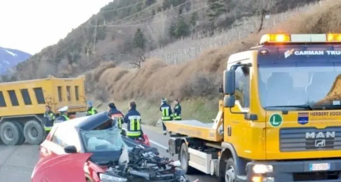 Val Venosta: donna muove nello scontro frontale tra un'auto con un camion