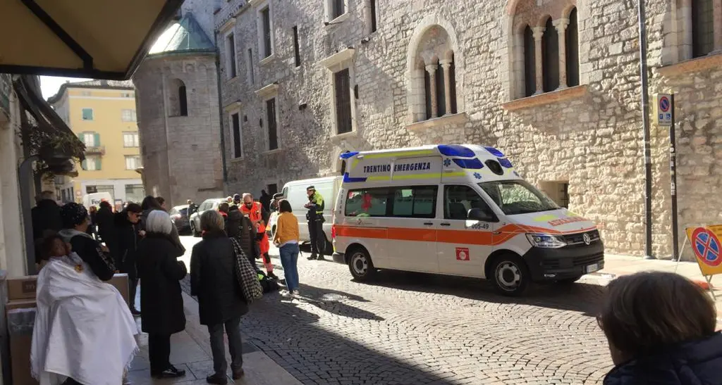 Scaraventata a terra dal furgone in città: trauma alla gamba