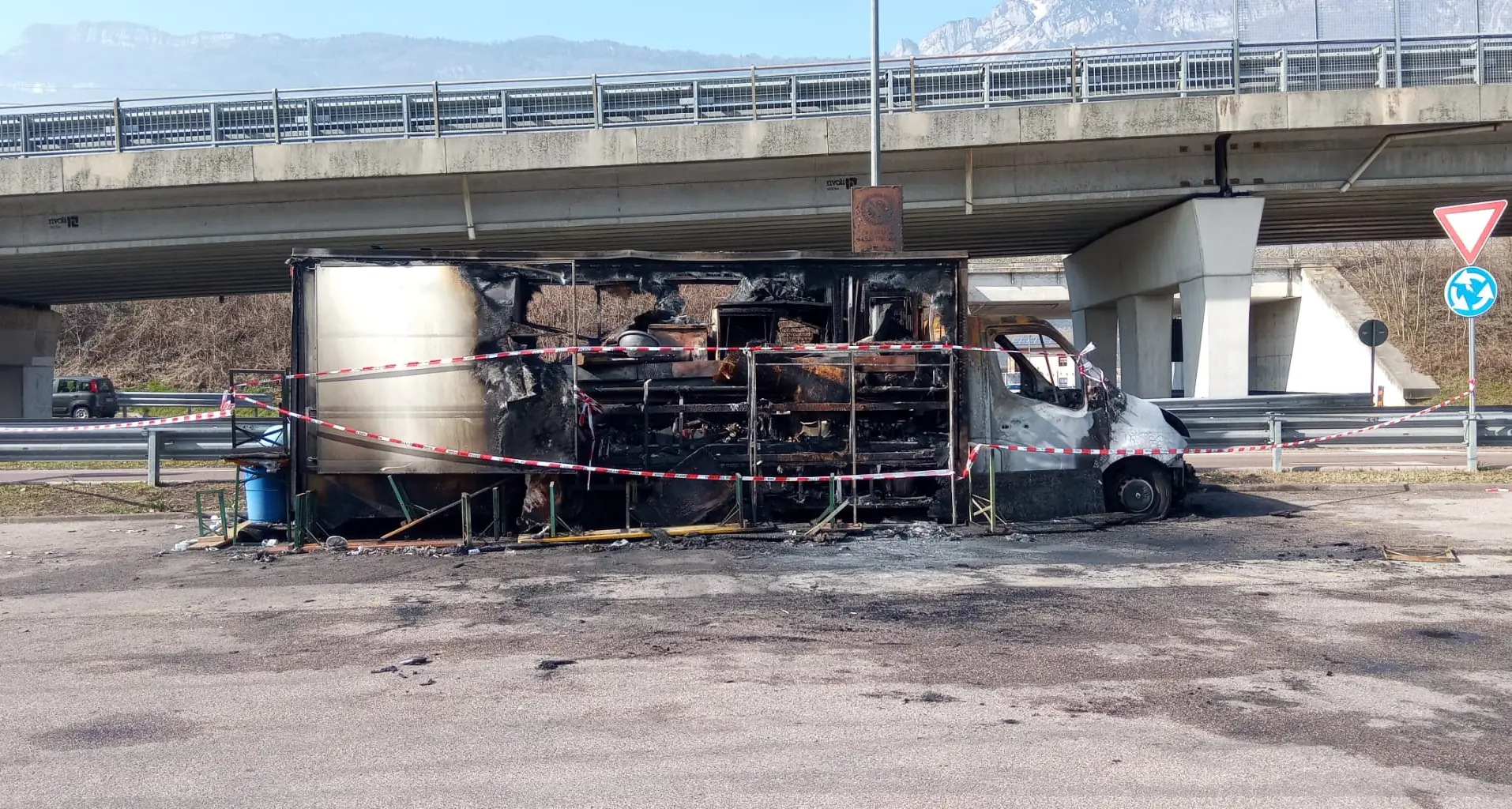 Distrutto dal fuoco notturno il furgone \"paninaro\" davanti lo stadio Quercia