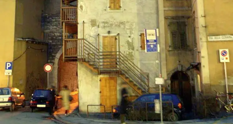 Gigantesca rissa fra spacciatori trenta africani si affrontano in strada a Port'Aquila, poi scappano nel parco