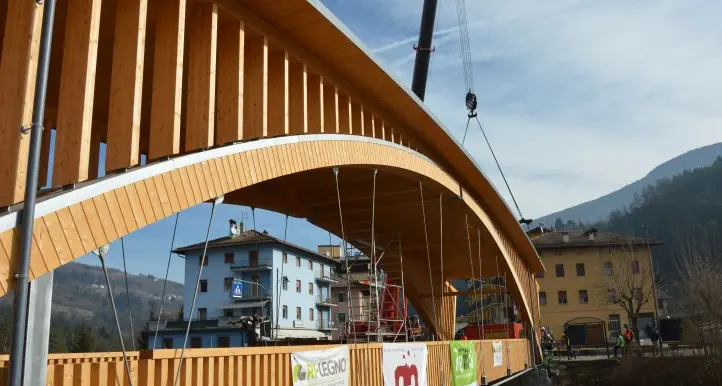 Ponte Arche, che spettacolo il montaggio del ponte