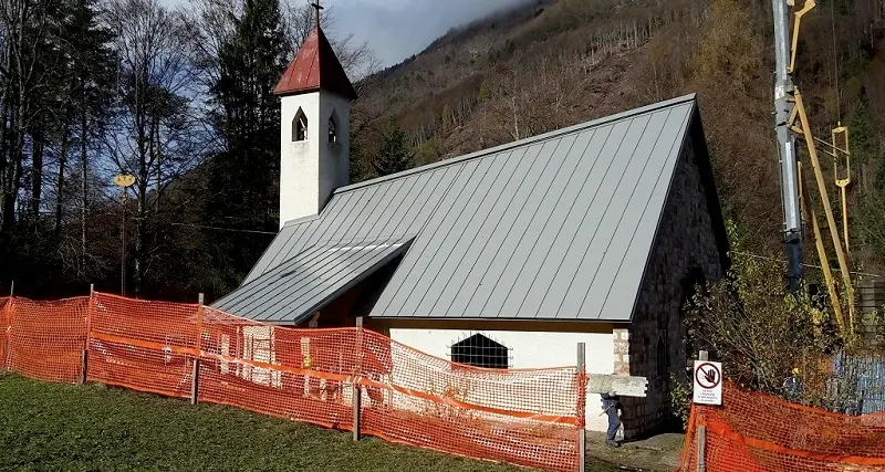 Val di Sella: chiesetta scoperchiata da Vaia rimessa a nuovo