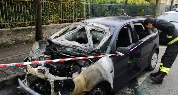 Nuovo incendio nella notte Auto distrutta a Borgo Sacco