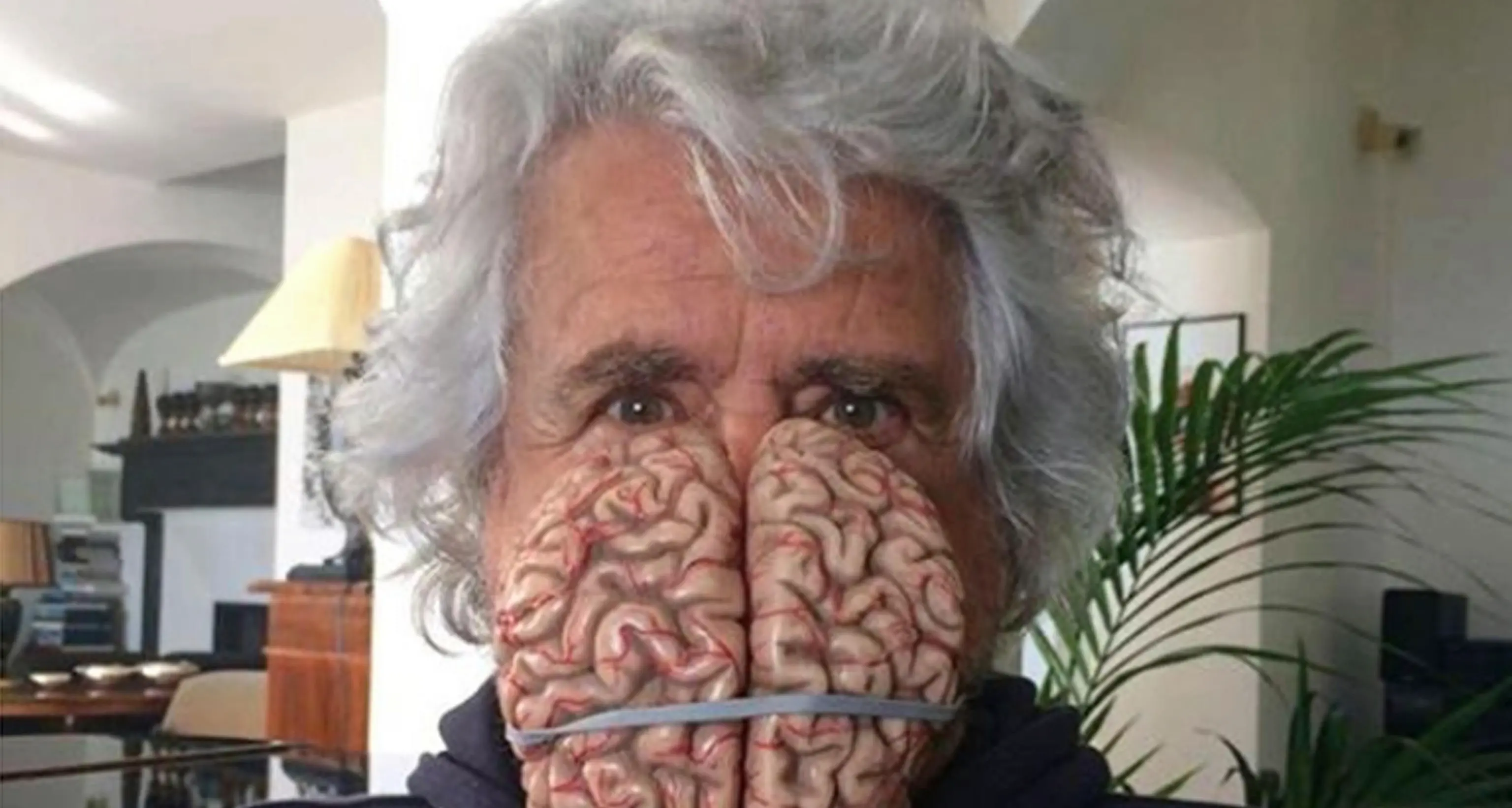Coronavirus: Grillo si mette un cervello come mascherina