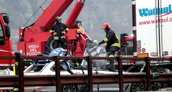 A22, auto si incastra sotto Tir un uomo muore sul colpo code verso nord tra Affi e Avio