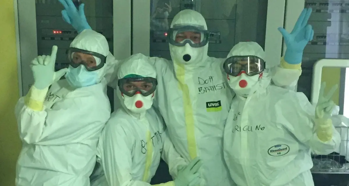 Medici e infermieri di Rianimazione in posa per stemperare la tensione