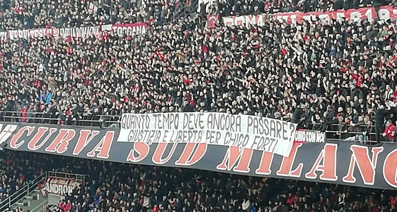 Ultras del Milan per Chico Forti maxistriscione a San Siro dopo lo speciale delle Iene