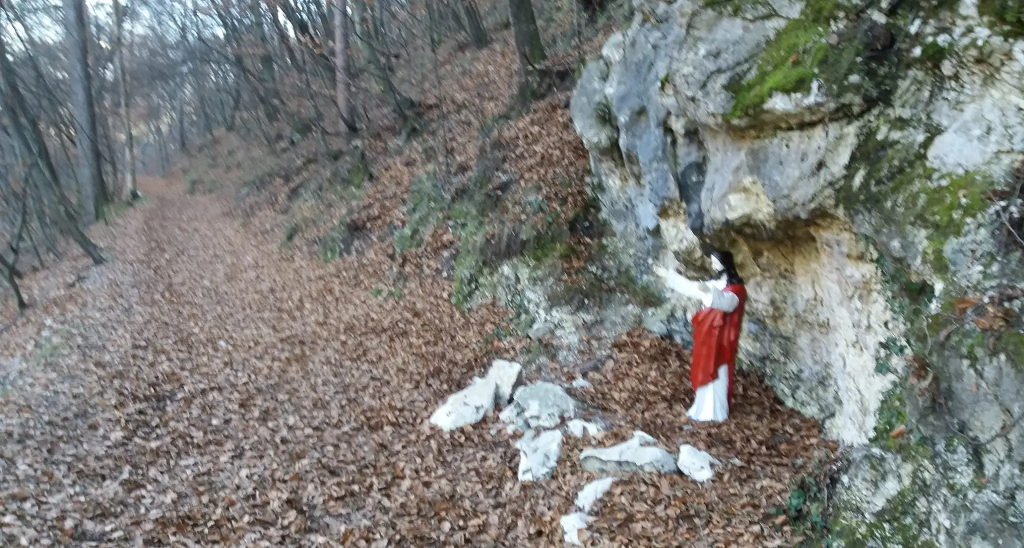 Tranciate le mani a Gesù vandali contro la statuetta sul sentiero del Doss Sant'Agata