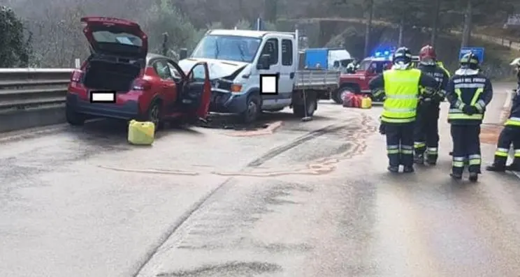 Frontale alla Maza, olio in strada e tre feriti, traffico rallentato e paurosa coda di 11 chilometri
