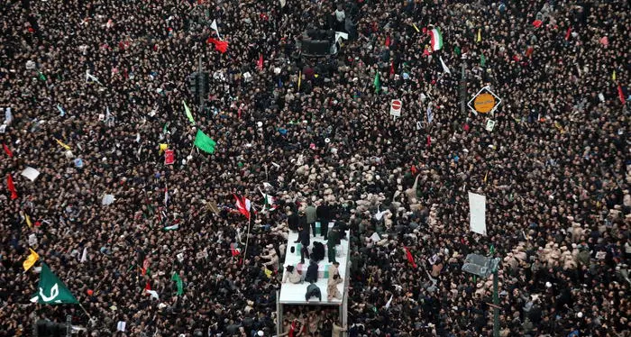 Iran: una marea umana per i funerali di Soleimani
