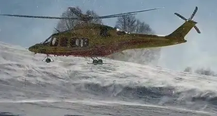 Soccorso in pista alla Polsa L'elicottero decolla e solleva una piccola \"tempesta\" - Video